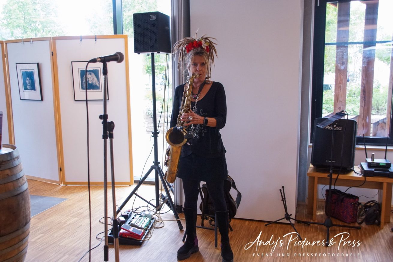 Musikalisches Opening mit Moni Ramoni